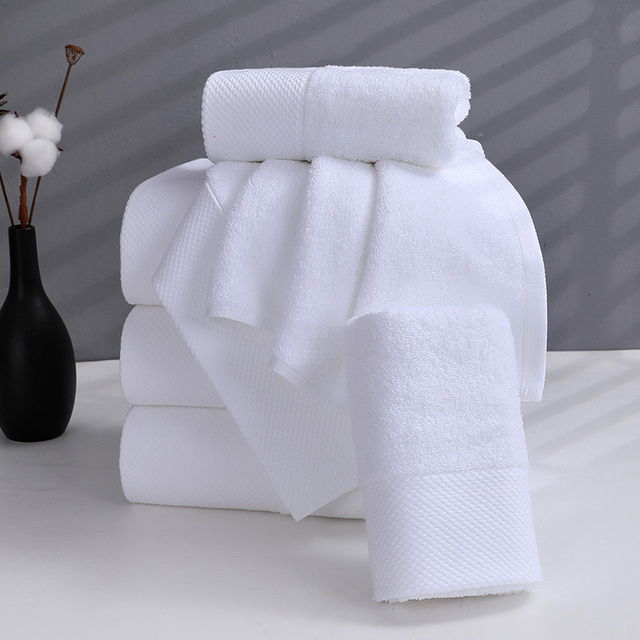 Wei&szlig;e Handtuchsets von Bobby Border aus 100 % Baumwolle f&uuml;r den Einsatz im Hotelbadezimmer 