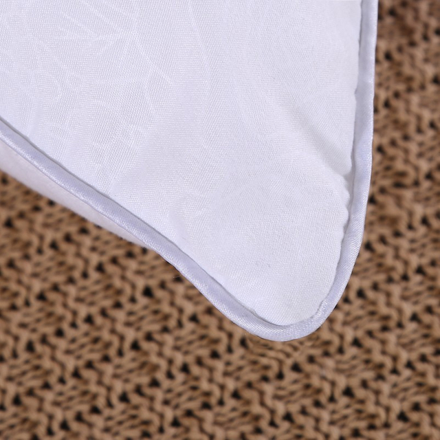 Almohada de plumas de hotel